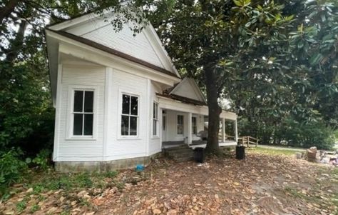 Cheapish Victorian Farmhouse For Sale in Atmore, AL $95K - Old Houses Under $50K 1900s Farmhouse Exterior, Old Farmhouse Plans, Folk Victorian Farmhouse, Folk Victorian, White Victorian, Victorian Farmhouse, Old Houses For Sale, Old Home, Tall Ceilings