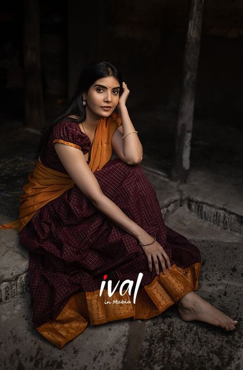 Dhavani Photoshoot Poses, Crop Top Wedding Dress Indian, Actors Portraits, Gopi Dress, Traditional Poses, Saree Shoot, Onam Outfits, Festival Dresses, Maroon Skirt