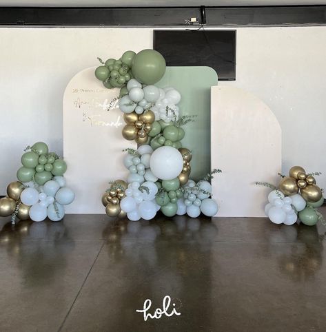 #luxuryevent #luxuryballoons #partyballoons #eventdesigner #beautifuldecor #partyideas#ballooninstalation #eventinspo #birthdayparty Quince Decorations Ideas, Simple Garland, 18th Birthday Decorations, First Communion Decorations, Communion Decorations, Safari Theme Birthday, Baptism Decorations, Birthday Party Theme Decorations, Baptism Party