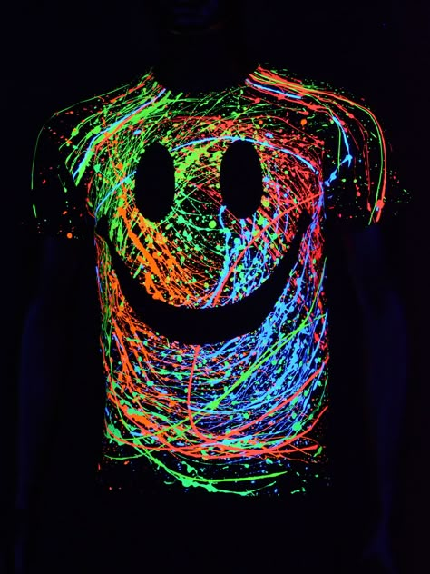 Schwarzlicht T-Shirt Neon "GRIN UNISEX BLACK" #blacklight #schwarzlicht #neon #party #psy #clothing #couchuk Glow Party Outfit, Blacklight Halloween, Diy Black Light, Neon Party Outfits, Glow In Dark Party, Neon Prom Dresses, Neon Birthday Party, Glow Birthday Party, Diy Glow