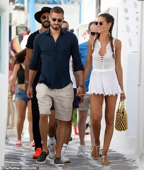 Isabelle Goulart, Outfit Pareja, Crochet Playsuit, Isabel Goulart, Outfits Playa, Model Couple, Kevin Trapp, Short Pants Outfit, Beach Party Outfits