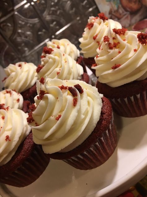 Red Velvet Cupcakes Recipe, Vanilla Cream Cheese, Vanilla Cream Cheese Frosting, Red Velvet Recipes, Red Cupcakes, Designer Cakes, Gourmet Cupcakes, Velvet Cupcakes, Red Velvet Cupcakes