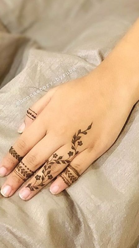 Easy henna design Simple Henna Designs For Beginners Hand, Eid Henna Designs Simple, Henna Designs Simple, Henne Tattoo, Henna Designs Wrist, Henna Inspired Tattoos, Tato Henna, Finger Henna Designs, Henna Tattoo Hand