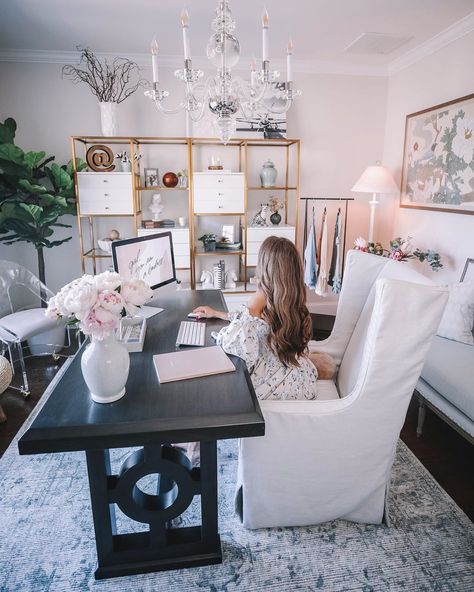 Home office design. Chic Office Decor, Feminine Home Offices, Cool Office Space, Work Office Decor, Cozy Home Office, Deco Studio, Craft Room Office, Home Office Setup, Chic Office