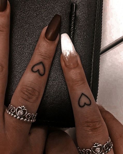 Vs Tattoo, Heart Tattoo On Finger, Creative Selfie, Matching Friend Tattoos, Cute Finger Tattoos, Small Matching Tattoos, Tattoos Infinity, Small Heart Tattoos, Small Finger Tattoos