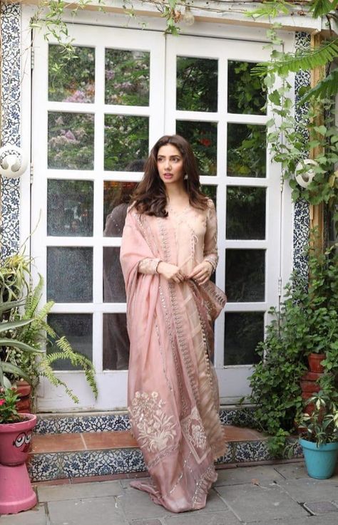 Mahira Khan Dresses, Mahira Khan, Pakistani Celebrities, Pakistani Bridal Dresses, Ethnic Outfits, Pakistani Actress, Pakistani Bridal, Pakistani Outfits, Trendy Dresses