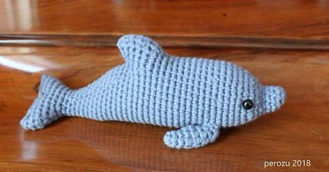 Página con todos los patrones de amigurumis gratuitos que he encontrado por Internet, entre ellos este patrón AMIGURUMI DELFIN y muchos más Crochet Aquarium, Dolphin Pattern, Snow Cabin, Chunky Crochet Blanket, The Dolphins, Fun Crochet, Amigurumi Free, Animal Dolls, Animal Planet