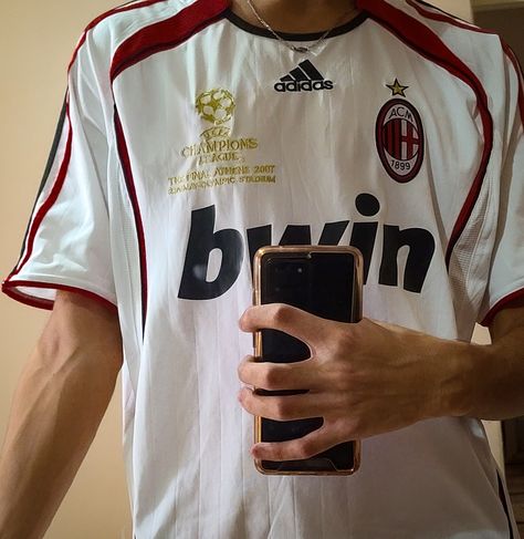 Milan😩 Ac Milan Jersey Outfit, Ac Milan Jersey, Camisa Time, Jersey Outfits, Ricardo Kaka, Jersey Fits, Milan Football, Italy Shirt, Football Jersey Outfit