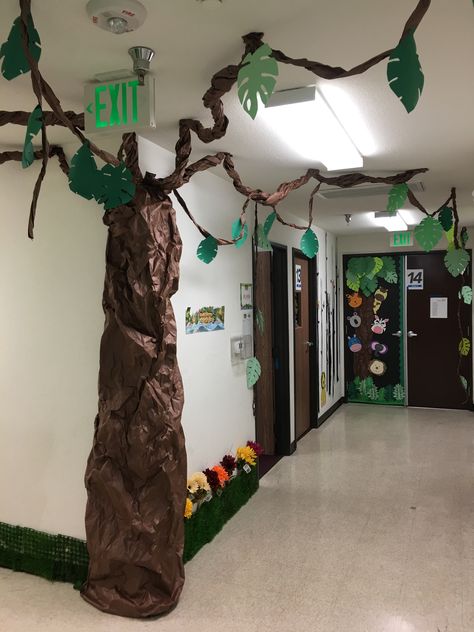 Amazon Rainforest Classroom Decor, Jungle Hallway, Rainforest Classroom, Vbs Jungle, Classroom Tree, Theme Jungle, Jungle Theme Decorations, Jurassic Park Birthday Party, Dia De Los Muertos Decorations Ideas