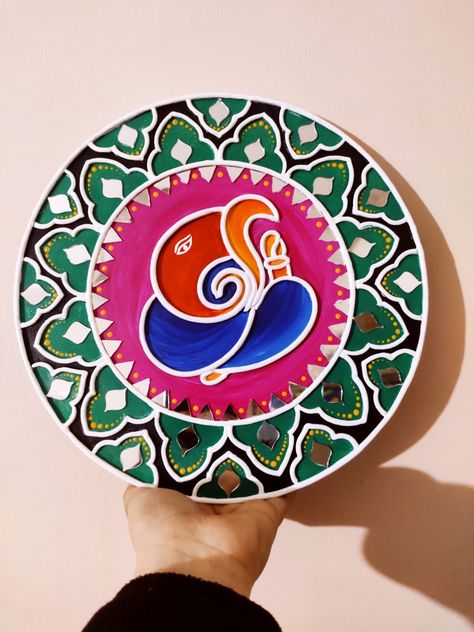 Shiv Ji Lippan Art, Limpan Art Designs, Ganesha Lippan Art Design, Lipan Art Mirror Work Diy Round, Ganpati Lippan Art, Lippon Art Designs, Modern Lippan Art, Lipin Art, Lippon Art