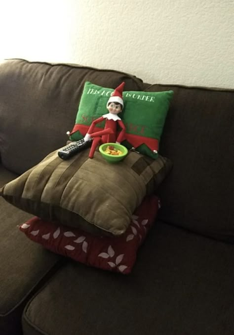 Elf On The Shelf Sleeping Bag Ideas, Elf On The Shelf Sleepover Ideas, Elf Christmas Eve Ideas, Christmas Eve Elf On The Shelf, Elf Last Day Ideas Christmas Eve, Elf On The Shelf Movie Night, Elf On The Shelf Christmas Eve, Christmas Eve Elf On The Shelf Ideas, Elf Ideas Easy