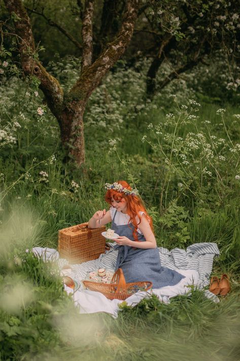 Cottagecore Picnic, A Clothes Horse, Picnic Style, Homemade Dressing, Vintage Baskets, Cottagecore Aesthetic, Edible Flowers, Clothes Horse, Linen Clothes