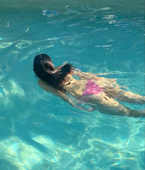 #swimming #pool #summer #vibes #aesthetic Swimming In The Ocean Aesthetic, Pool Girls Aesthetic, Swim Girl Aesthetic, Swimmer Girl Aesthetic, Pool Vibes Aesthetic, Swimming Aesthetic Pool, Summer Pool Aesthetic, Swimming Pool Aesthetic, Server Icons