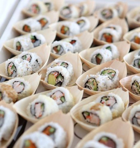 Wedding Appetizer Station, Sushi Catering Presentation, Sushi Buffet Display, Sushi Catering Display, Sushi Presentation Ideas, Sushi Bar Wedding, Chrismas Party Food, Sushi Wedding, Appetizer Station