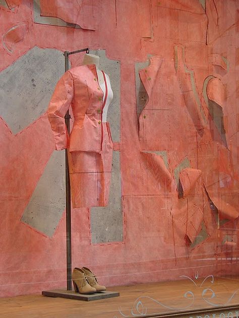 clothing pattern off wall and reflected onto mannequin Anthropologie Window Display, Anthropologie Display, Display Visual Merchandising, Fashion Window Display, Decoration Vitrine, Fashion Displays, Store Window Display, Visual Merchandising Displays, Store Window Displays