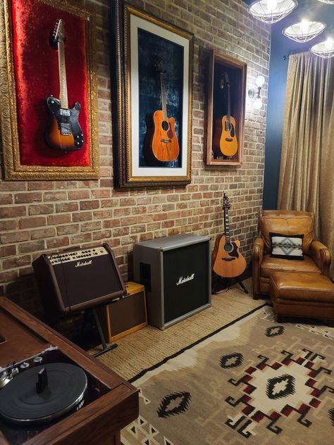 Music Room Office Vintage, Organized Music Room, Instrument Display Wall, Music Room Man Cave, Guitar Shadow Box Ideas, Music Studio Lounge, Musician Bedroom Ideas, Rustic Music Room, Bedroom Music Studio Aesthetic