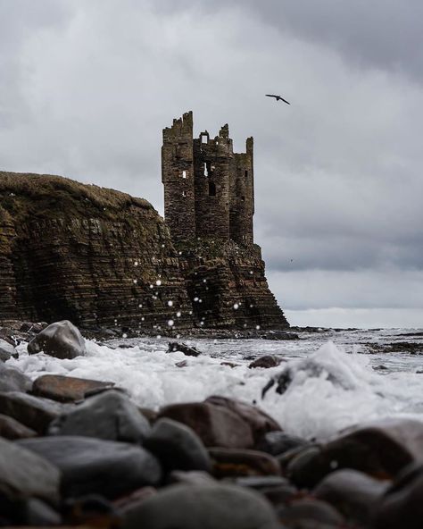 Scottish Castles | 🏰🏴󠁧󠁢󠁳󠁣󠁴󠁿 on Instagram: “Presents➖ Keiss Castle, Scotland.  Keiss Castle is a partially ruined castle in 🏴󠁧󠁢󠁳󠁣󠁴󠁿 which stands on sheer cliffs overlooking Sinclair's…” Castle Ruins Scotland, Crumbling Castle Aesthetic, Scottish Cliffs, Scotland Cliffs, Castle By The Ocean, Scottish Ruins, Keiss Castle, Castle On An Island, Seaside Castle