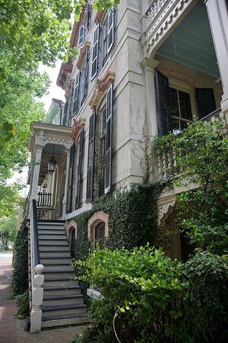 Classic style | ombiaiinterijeri Savannah Architecture, Historic Savannah, Deep South, Tybee Island, Southern Comfort, Southern Home, Savannah Georgia, Savannah Ga, Pretty House