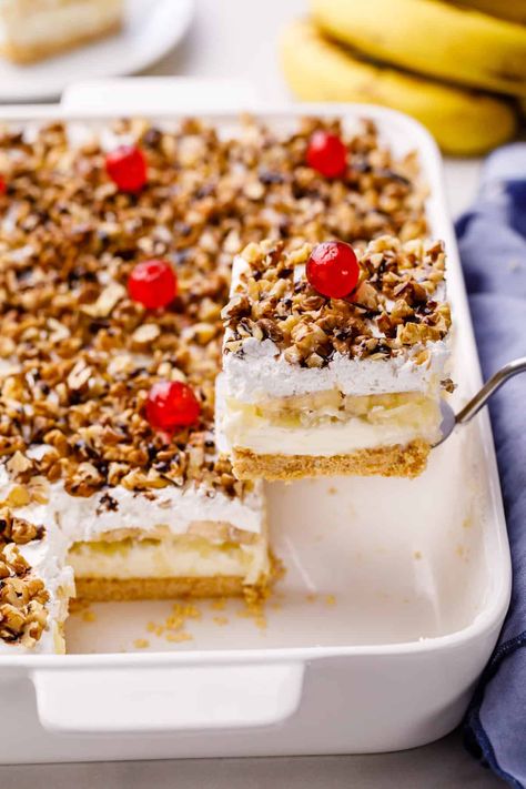 Banana split cake has everything you love about the favorite frozen treat, all served up in the form of a creamy no-bake dessert! Bana Split Cake, Frozen Banana Split Dessert, Banana Split Cake No Bake, No Bake Banana Split Dessert, Banana Split Cake Recipe, Banana Split Dessert Recipes, Cake No Bake, The Banana Splits, Bake Banana