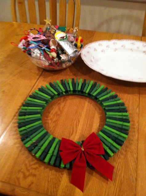 Clothespins Wreaths, Painted Clothespins, Clothespin Wreaths, December Decor, Christmas Clothespin, Wreath Business, Clothespin Diy Crafts, Wooden Clothespin Crafts, Clothespins Diy