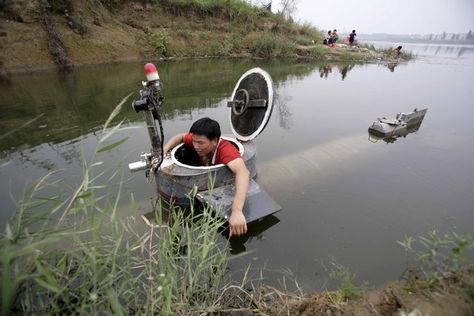 Tao Xiangli gets out of his homemade submarine after operating it in a lake on the outskirts of Beijing. Fish Camp Ideas, Diy Transportation, Small Boat Ideas, Mini Subs, Underground Room, Transportation Project, Motorcycle Storage Shed, House Underground, Concrete Calculator