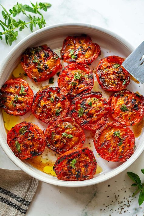 Fire up the grill and treat your taste buds to our savory Mediterranean Grilled Tomatoes with garlic, oregano, olive oil, and balsamic vinegar. A mouthwatering, healthy, and vegan-friendly side dish that's ready in 20 minutes - perfect for all your summer cookouts! Grilled Beets, Easy Bbq Side Dishes, Tomato Dishes, Bbq Side Dishes, Grilled Tofu, Grilled Tomatoes, Healthy Grilling, Summer Side Dishes, Fire Roasted Tomatoes