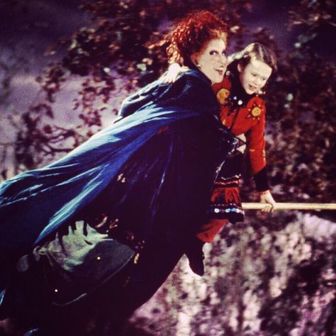 Hocus Pocus : Dani and Winnie flying on a broomstick. Hermanas Sanderson, Sanderson Wallpaper, Hocus Pocus Costume, Hocus Pocus 1993, Hocus Pocus Movie, Hocus Pocus Witches, Best Halloween Movies, Sanderson Sisters Hocus Pocus, Halloween Movie