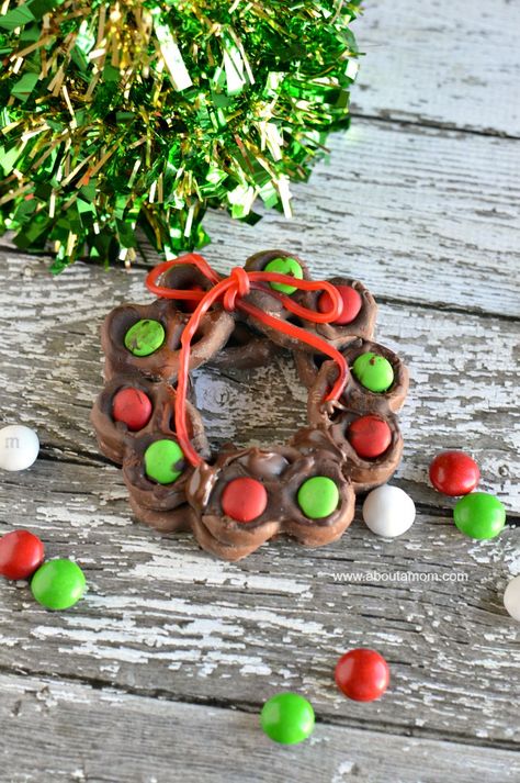 Pretzel Wreath, Chocolate Covered Pretzels Christmas, Christmas Pretzel, Christmas Pretzels, Holiday Treats Christmas, Covered Pretzels, Christmas Food Gifts, Holiday Candy, Festive Treats