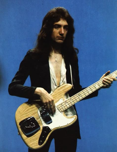 John Deacon grew up in Oadby, Leicestershire with father Arthur, mother Lilian and younger sister Julie. His father worked for the Norwich Union insurance company. Deacon was known to friends and his bandmates as 'Deaks' or 'Deaky' and attended Linden Junior School in Leicester, and Gartree High School and Beauchamp Grammar School in Oadby and achieved 8 GCE O level and 3 A level passes, all at grade A. Freddy Mercury, Queen Photos, Roger Taylor, Queen Freddie Mercury, Queen Pictures, John Richard, John Deacon, Somebody To Love, Brian May