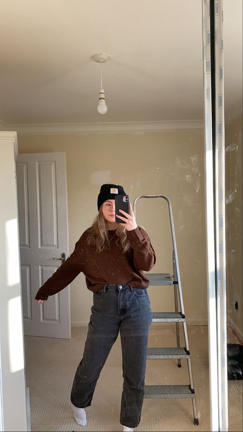 Carhartt Hat Aesthetic, Maroon Beanie Outfit, Outfit With Beanie Aesthetic, Cute Carhartt Beanie Outfits, How To Style Carhartt Beanie, Short Beanie Outfit, Casual Beanie Outfit, Beanie Outfit Girl, Fits With Beanies