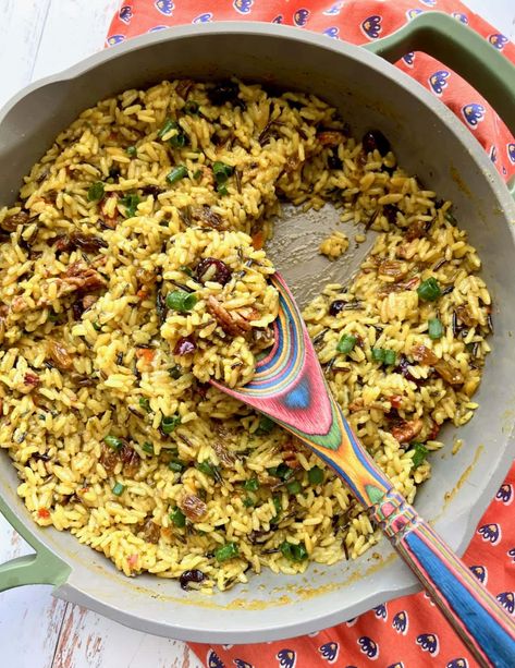 Curry Rice Salad is a delicious blend of wild rice, pecans, apricots, green onions and golden raisins tossed with a savory curry dressing. You'll love this wild rice salad recipe that can be served cold at summer picnics or warm at your holiday table! Cathead Biscuits, Rice Salad Cold, Curried Rice Salad, Carrot Recipes Dessert, Wild Rice Salad Recipe, Curry Dressing, Holiday Casseroles, Dressing Recipes Thanksgiving, Rice Salad Recipes