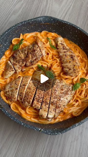 Osli on Instagram: "Creamy tomato pasta with chicken 🍝.
Delicious and fast 🤤

Ingredients:
3chicken breasts
Salt, pepper, paprika
200g of pasta
50g butter
10g wheat flour
15g tomato paste
200ml of heavy cream, cream or heavy cream.
pasta water
Parmesan to taste
Basil.

The preparation is in the video 

You love pasta?

#pastacremosa #creamypasta #easyrecipe #ideadecomida #pasta #tomate #foodstagram #lunchideas #comebien #instafood #hechoencasa #pastalovers #fyp" Heavy Cream Pasta, Tomato Pasta With Chicken, Creamy Tomato Pasta, Pasta With Chicken, Cream Pasta, Pasta Water, Tomato Pasta, Creamy Pasta, Chicken Pasta