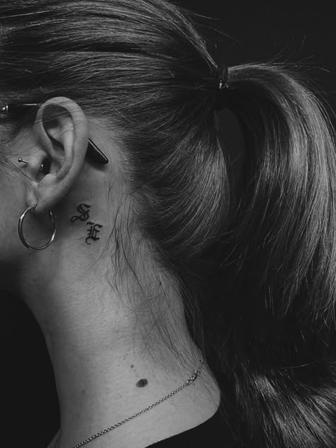 #tattoo #tattooideas #eartattoosbehind #eartattoo #letters #letterstattoo #oldschool #oldschooltattoo #minimalisttattoos #minitattoos #smalltattoos #characteristic #traguspiercing #piercing Old English Tattoo Behind Ear, Initials Tattoo Behind Ear, Letter Tattoos Initials Behind Ear, Old Love Tattoo, Initials Behind Ear Tattoo, Initial Neck Tattoo, Birth Year Tattoo Behind Ear, Old English Letter Tattoo, Letter Tattoo Behind Ear