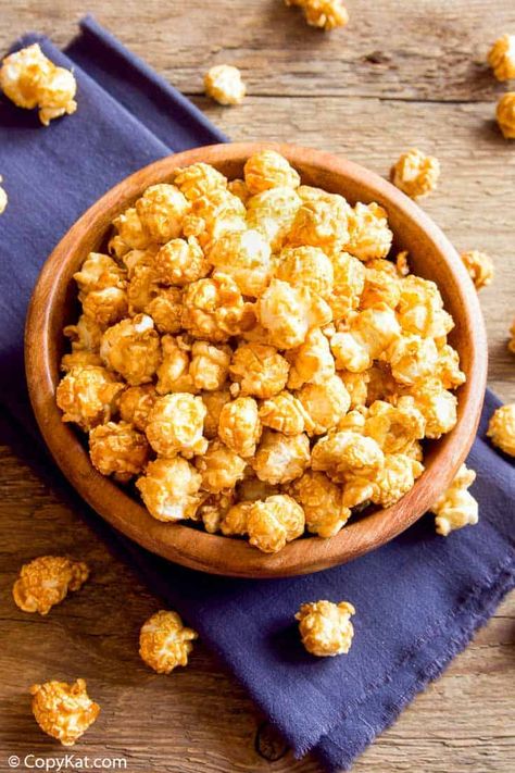 Homemade Crunch and Munch is a tasty snack to enjoy anytime. Find out how to make the best sweet and crunchy caramel popcorn with peanuts with an easy step-by-step recipe. Perfect for movie night or afternoon snack. #popcorn #caramelpopcorn #popcornrecipes #snackideas #howtomake Crunch And Munch Recipe, Peanut Popcorn, Crunchy Caramel, Copykat Recipes, Popcorn Recipes, Afternoon Snack, Caramel Popcorn, Small Bites, Afternoon Snacks