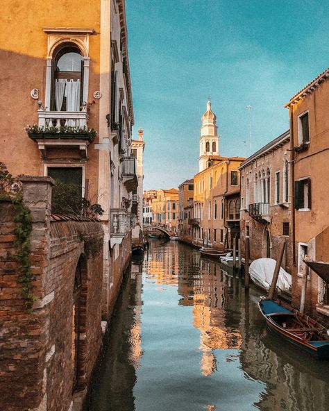 Beautiful Cities In The World, Venice Canals, Skin Care Makeup, Beautiful Cities, Venice Travel, Grand Canal, Travel Images, Natural Scenery, Local Travel