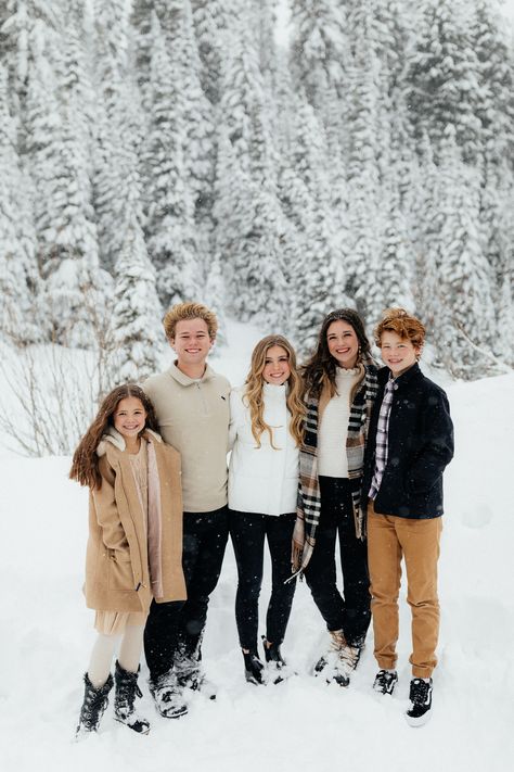 Winter Family Photo Outfits Snow, Family Christmas Pictures Snow, Winter Outfits For Family Photos, Family Snow Pictures Outfits, Family Pictures Cold Weather, Family Pictures Outside Winter, Winter Outdoor Photoshoot Outfit, Black And White Christmas Family Photos, Snow Family Photoshoot Outfits