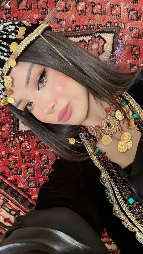 Kurdish Henna, Kurdish Traditional Clothes, Girl Kurdish, Kurdish Women, Kurdish Girl, Mayon Dresses, Kurdish Culture, Kurdish Clothes, Brunette Aesthetic