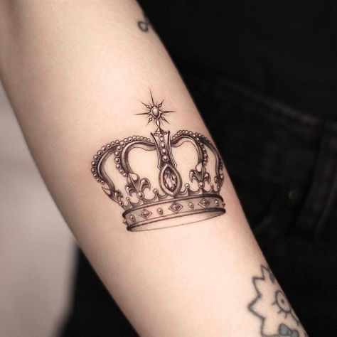 Tattoo Ideas Crown, Safari Tattoo, Crown Tattoo Ideas, Crown Tattoos For Women, Crown Tattoos, Crown Tattoo Design, London Tattoo, Crown Tattoo, Subtle Tattoos