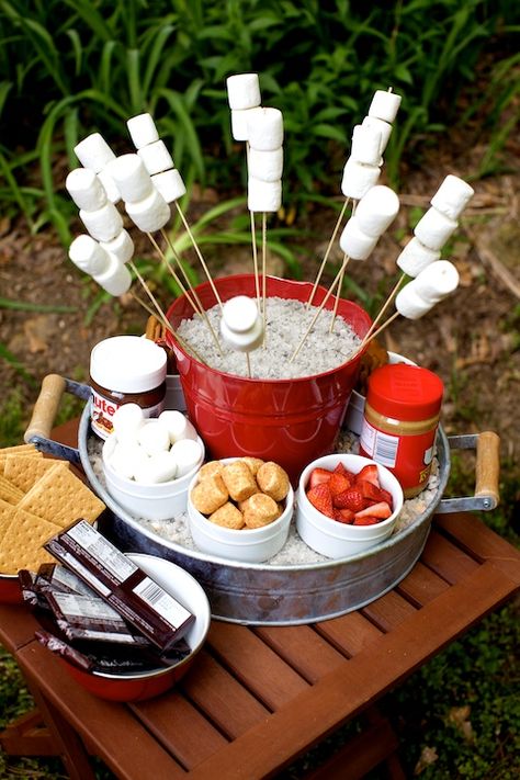 Image from Martie Knows Parties Smores Bar, Bonfire Party, Food Bars, Reception Food, S'mores Bar, S'mores, Snacks Für Party, Fire Pits, Outdoor Party