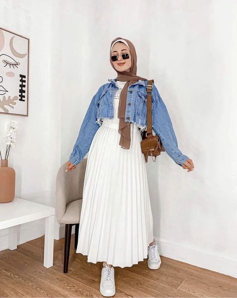 Ootd Jaket Jeans, Ootd Jaket, Ootd Jacket, Hijab Trend, Jeans Hijab, Modest Girly Outfits, Simple Ootd, Hijab Fashion Summer, Hijabista Fashion