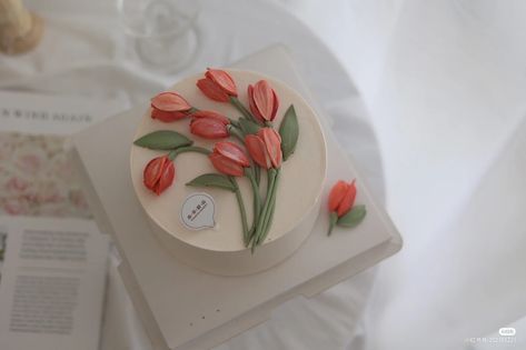 Tulip Birthday Cake, Tulip Cake, Birthday Cake For Mom, Anime Cake, Spring Cake, Simple Cake Designs, Mini Cakes Birthday, Creative Cake Decorating, Creative Birthday Cakes