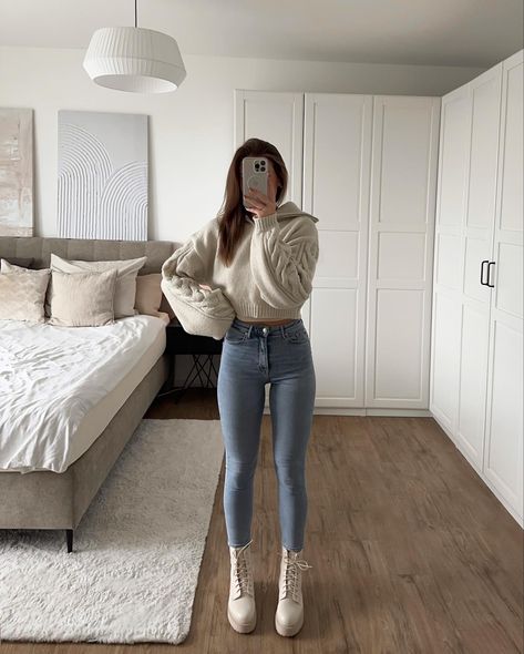 Light Wash Jeans Outfit Winter Casual, Light Jeans Winter Outfit, Skinyjeen Outfit, Skinning Jeans Outfit, Blue Jeans Outfit Winter, Beige Boots Outfit, Light Jeans Outfit, Blue Instagram, Outfits Con Jeans