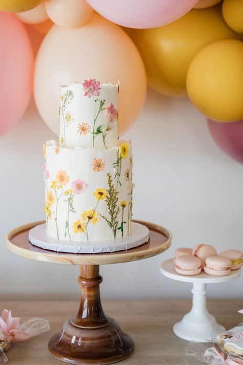 Love Is In Bloom Cake, Nikkah Food, Wildflower Baby Shower Cake, Mossy Cake, Baby In Bloom Cake Ideas, Baby In Bloom Cake, Baptismal Cake, Wildflower Cake, Bridal Shower Desserts Table