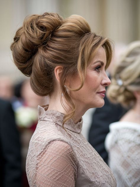 Find elegant and timeless mother of the bride hairstyles for long hair in this guide! From soft curls to stylish updos, discover the perfect look for moms at weddings. Mother of the bride hairstyles long hair, long hairstyles for mothers, wedding hair ideas Mother Of The Groom Hairstyles With Bangs, Mother Of Bride Hairstyles Long Hair, Bride Hairstyles Long Hair, Mom Of Bride Hairstyles, Mother Of Bride Hairstyles, Groom Hairstyle, Long Hair Wedding Hairstyles, Bride Hair Down, Mother Of The Bride Hairstyles