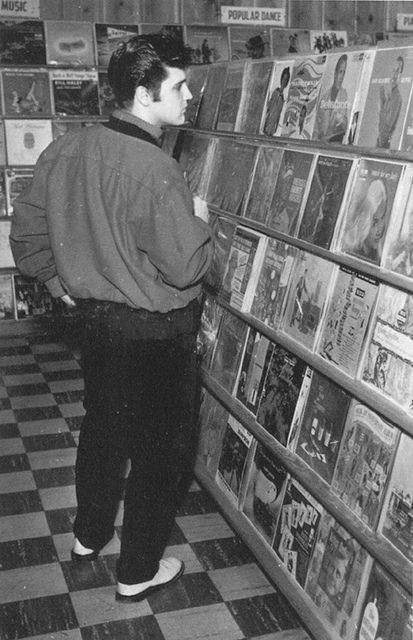 Elvis in a Record Store Memphis, 1957 by Railroad Jack, via Flickr Young Elvis, Fred Flintstone, Roger Daltrey, Juke Box, The Addams Family, Vinyl Collection, Pete Wentz, Musica Rock, Elvis Presley Photos