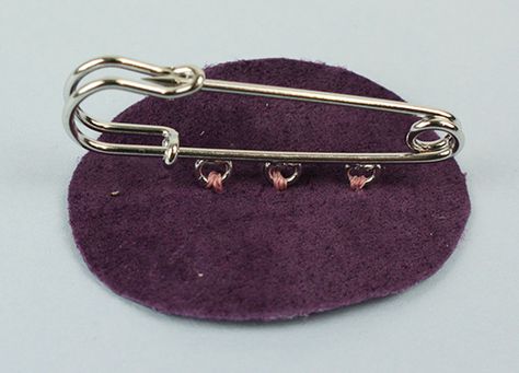 Vintage Brooch Jewelry, Kilt Pin Brooches, Kilt Pin, Beading Needles, Brooch Jewelry, Bead Embroidery Jewelry, Embroidery Jewelry, Jewelry Making Tutorials, Vintage Brooches