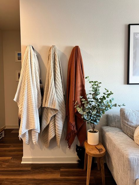 Blanket Hooks On Wall, Hanging Blankets On Wall, Living Room Blanket Storage, Blanket Ladder Living Room, Blanket Baskets, Blanket Storage Living Room, Blankets Living Room, Jeans And Sweatshirt, Blanket Aesthetic