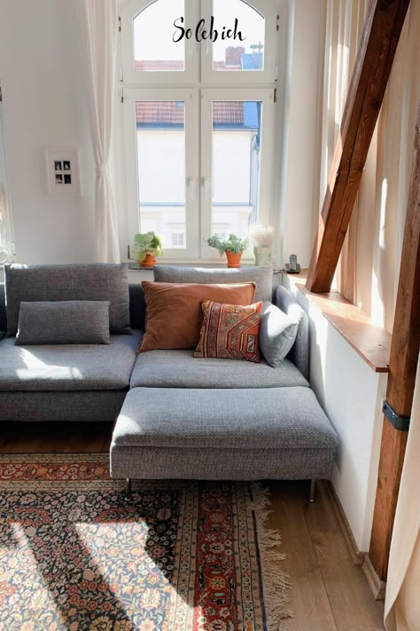 Drei-Zimmer-Altbauwohnung: Zu Besuch bei Deniz in Köln Foto: goodtobehome #solebich #altbau #wohnzimmer #couch #grau #oldbuilding #livingroom #sofa #grey Beige And Grey Living Room, Decor Over Couch, Couch Grau, Grey Sofa Living Room, Livingroom Sofa, Grey Couch Living Room, Grey Interior Design, Colorful Apartment, Beige Living Rooms