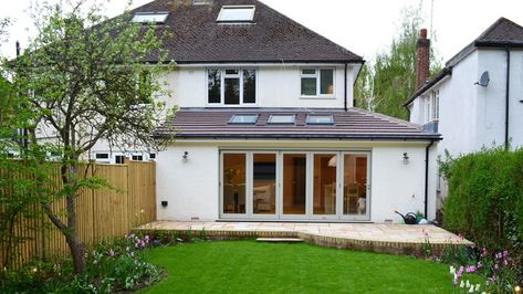 L Shaped Extension, 1940s Home Exterior, Kitchen L Shaped, Wraparound Extension, Wrap Around Extension, Pergola Decorating Ideas, Diy Pergola Ideas, Gable Window, Bungalow Extensions