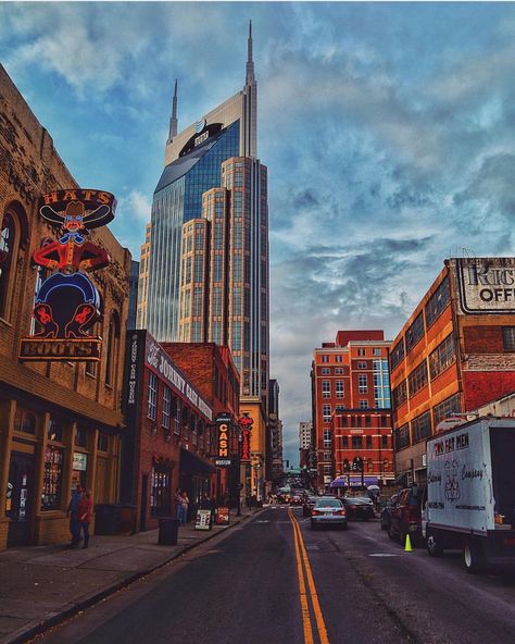 Nashville Tennessee Aesthetic, Today Aesthetic, Tennessee Aesthetic, Aesthetic Usa, Nashville Things To Do, Things To Do At Night, Nashville City, Skyline Artwork, City Life Photography